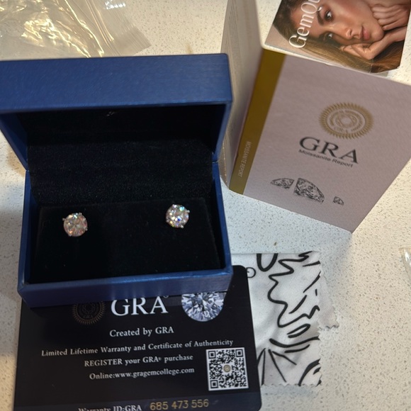 MOISSANITE Solitaire Studs 4K - Picture 1 of 4